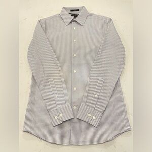 Banana Republic men’s long sleeve button down shirt. Wrinkle resistant, slim fit